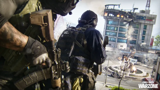 Operadores militares durante uma partida de Call of Duty Warzone ligada a Modern Warfare 4