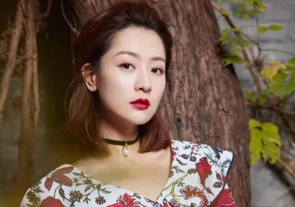 Foto de Bai Bing, que interpreta Lin Long em Insubstituível