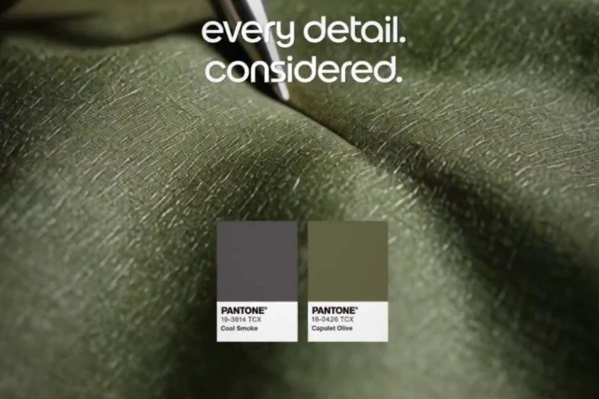 Cores Pantone Coal Smoke e Capulet Olive mostradas para o Motorola Signature 27