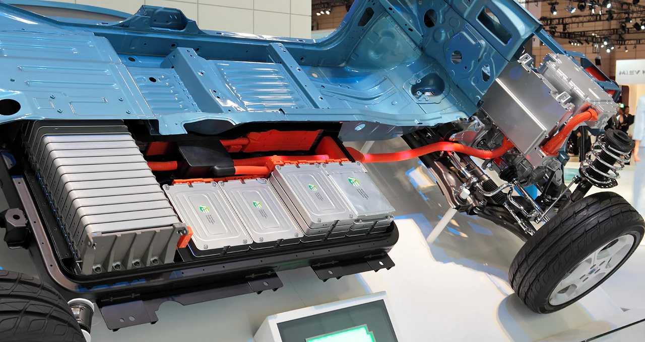 Pacote de bateria de alta tensão exposto em um carro elétrico Nissan Leaf