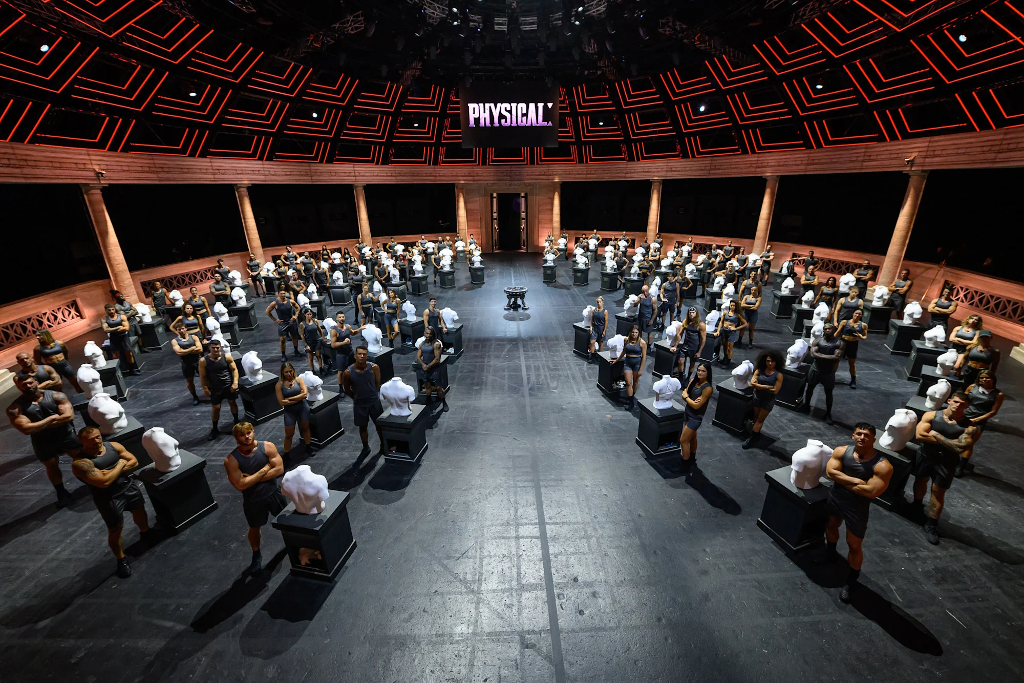 Arena de Physical 100 Italy com participantes e bustos