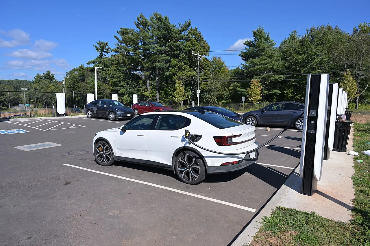 Carro elétrico Polestar 2 conectado a um carregador rápido