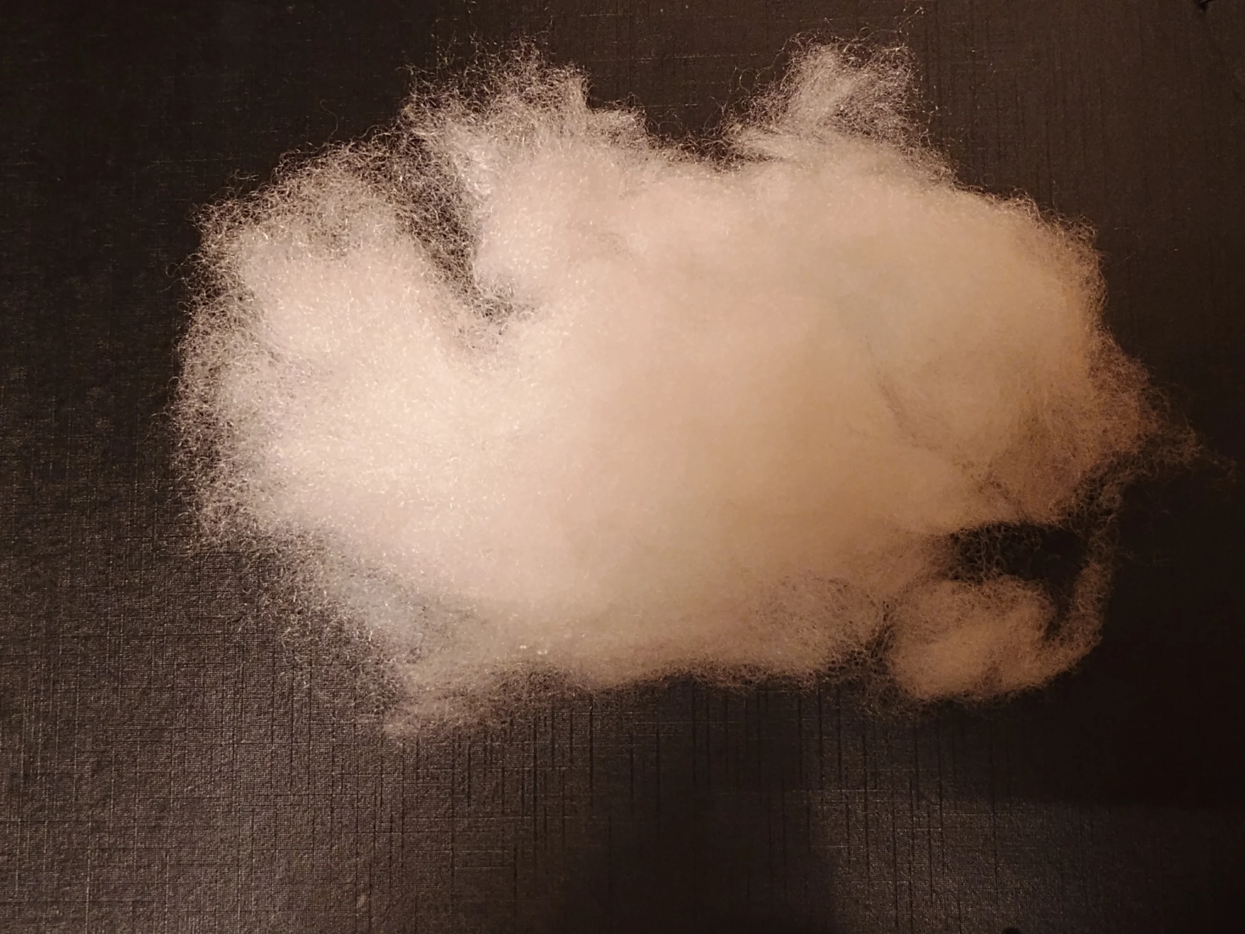 Fibra sintética de enchimento que pode ser usada dentro de um squishy de papel