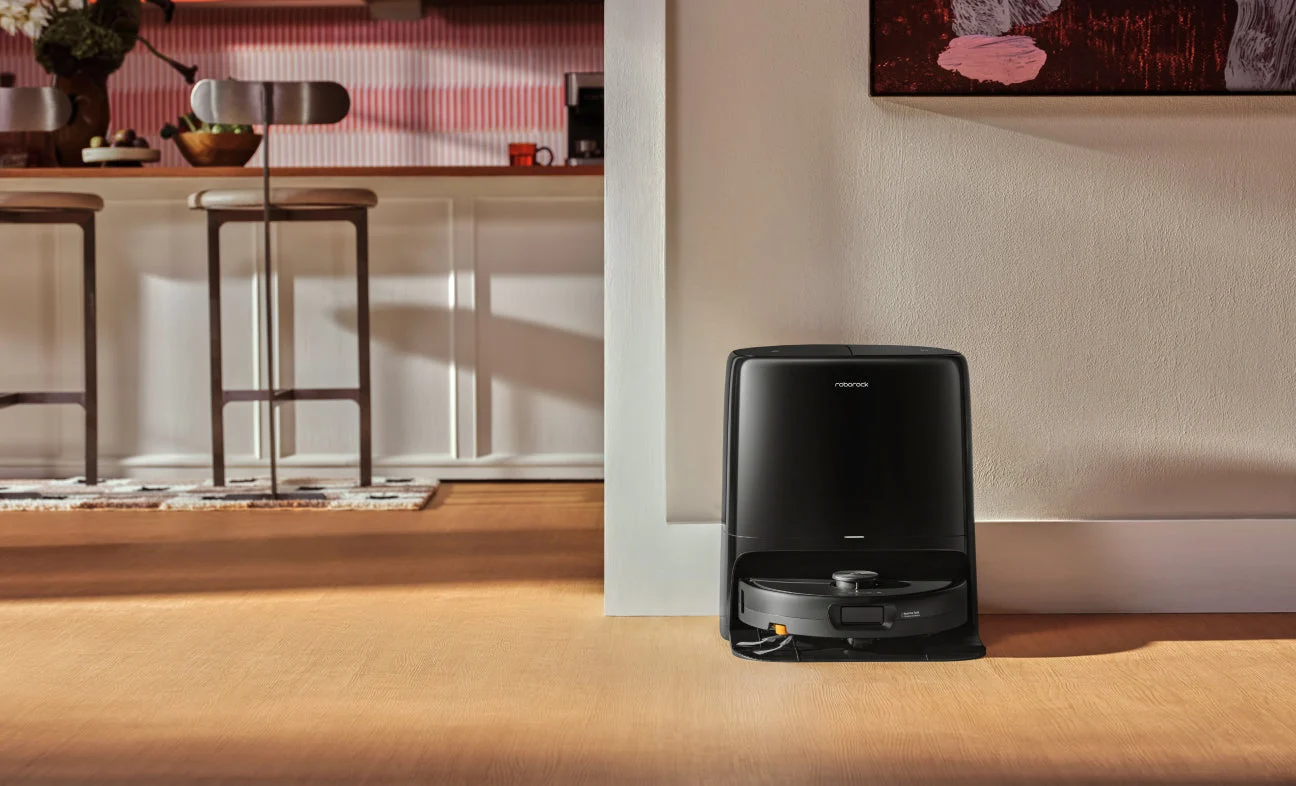 Roborock Qrevo 2 Pro preto estacionado em sua base multifuncional em uma sala