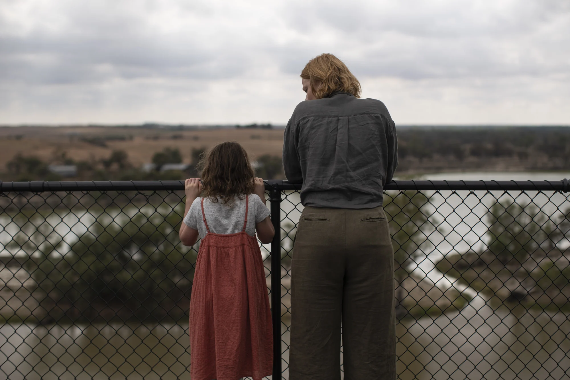 Sarah e Mia observam a paisagem em Foge, Coelho