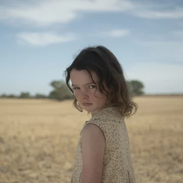 Mia completa a mesma idade que Alice tinha quando morreu e passa a despertar as memórias reprimidas de Sarah. Foto: Divulgação/Netflix via VicScreen.