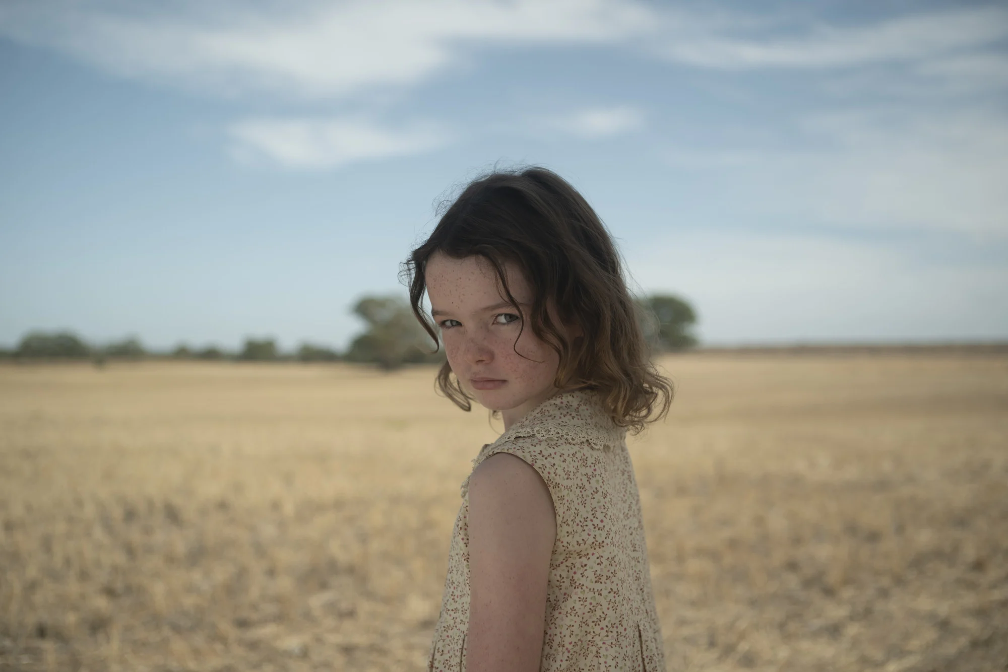 Mia em uma paisagem rural no filme Foge, Coelho