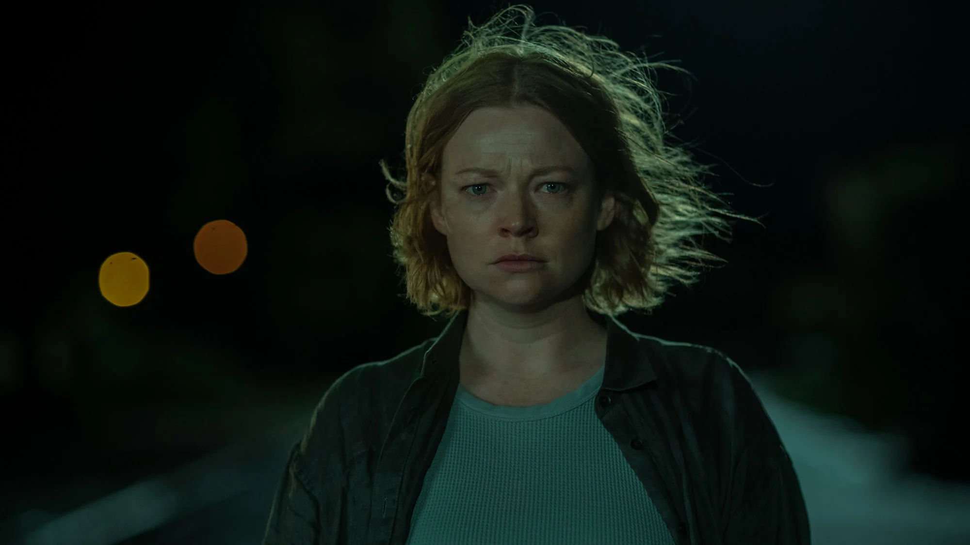 Sarah Snook como Sarah em Foge, Coelho