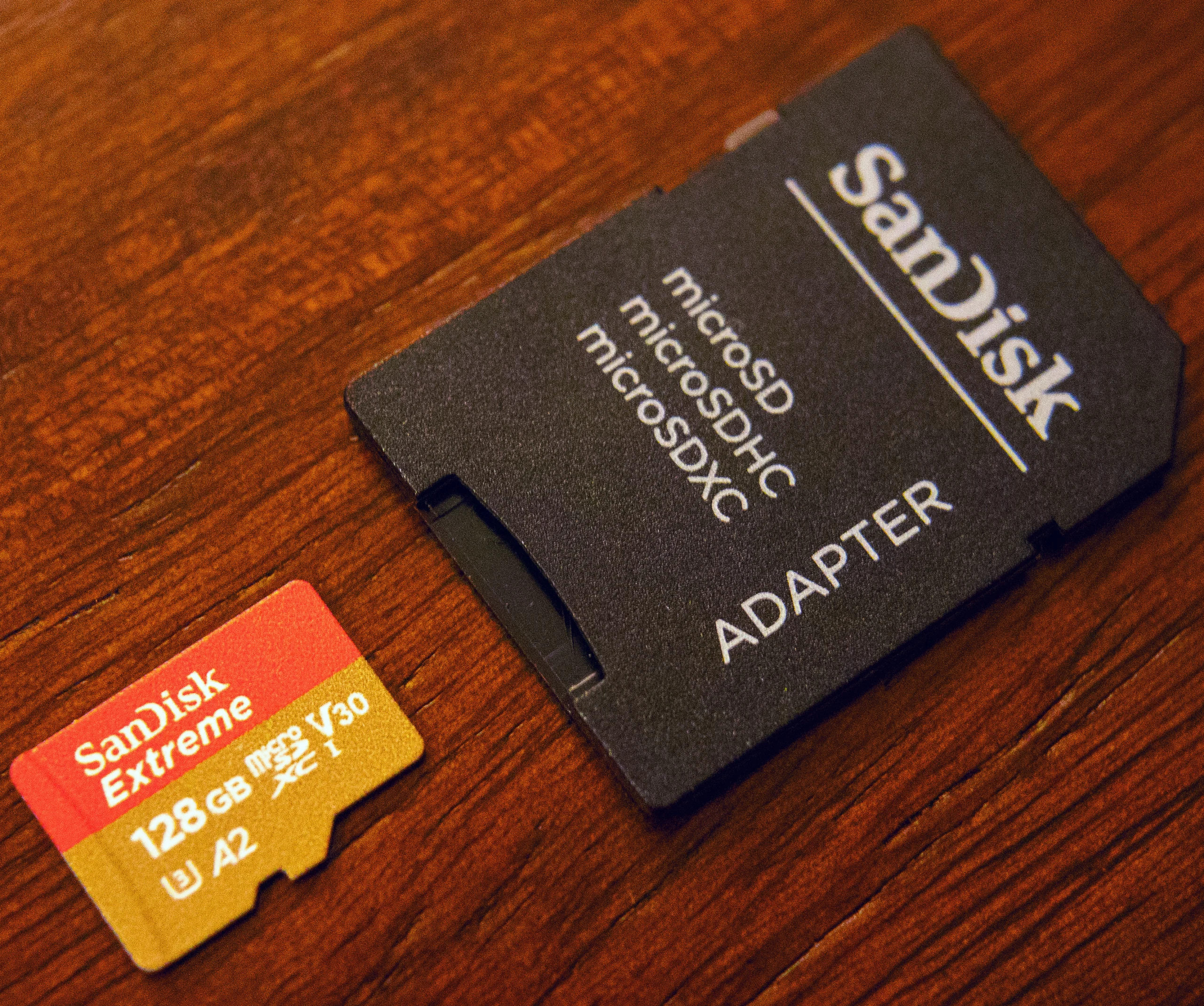 Cartão microSD ao lado de adaptador para cartão SD