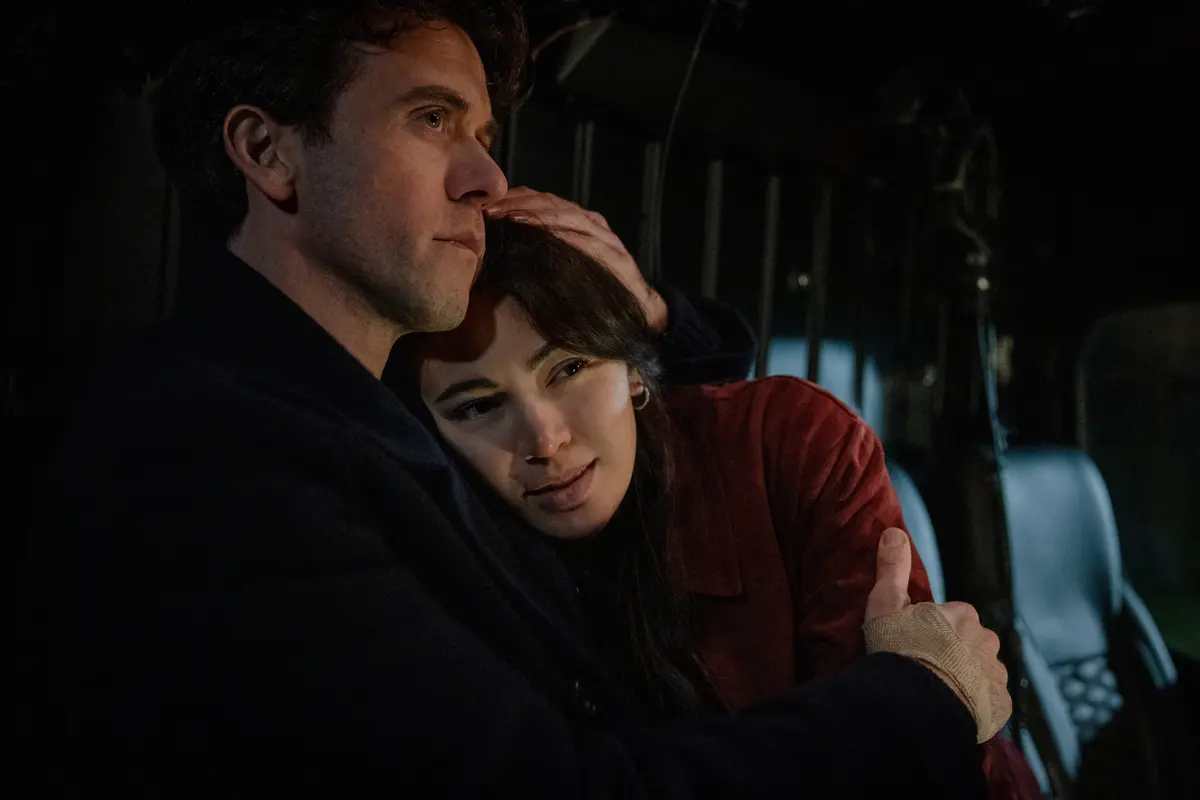 Daniel Keene e Helen Drew juntos na terceira temporada de Silo