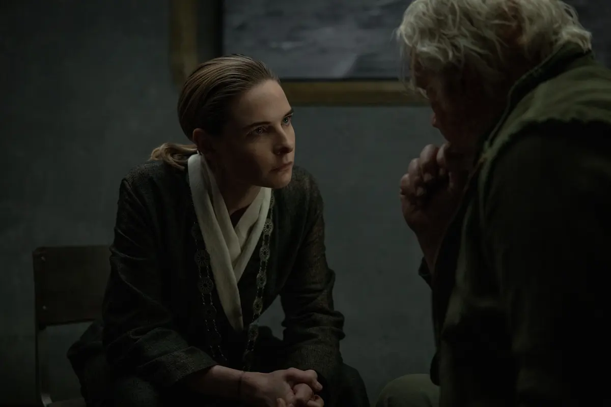 Juliette Nichols conversa durante a reta final da terceira temporada de Silo