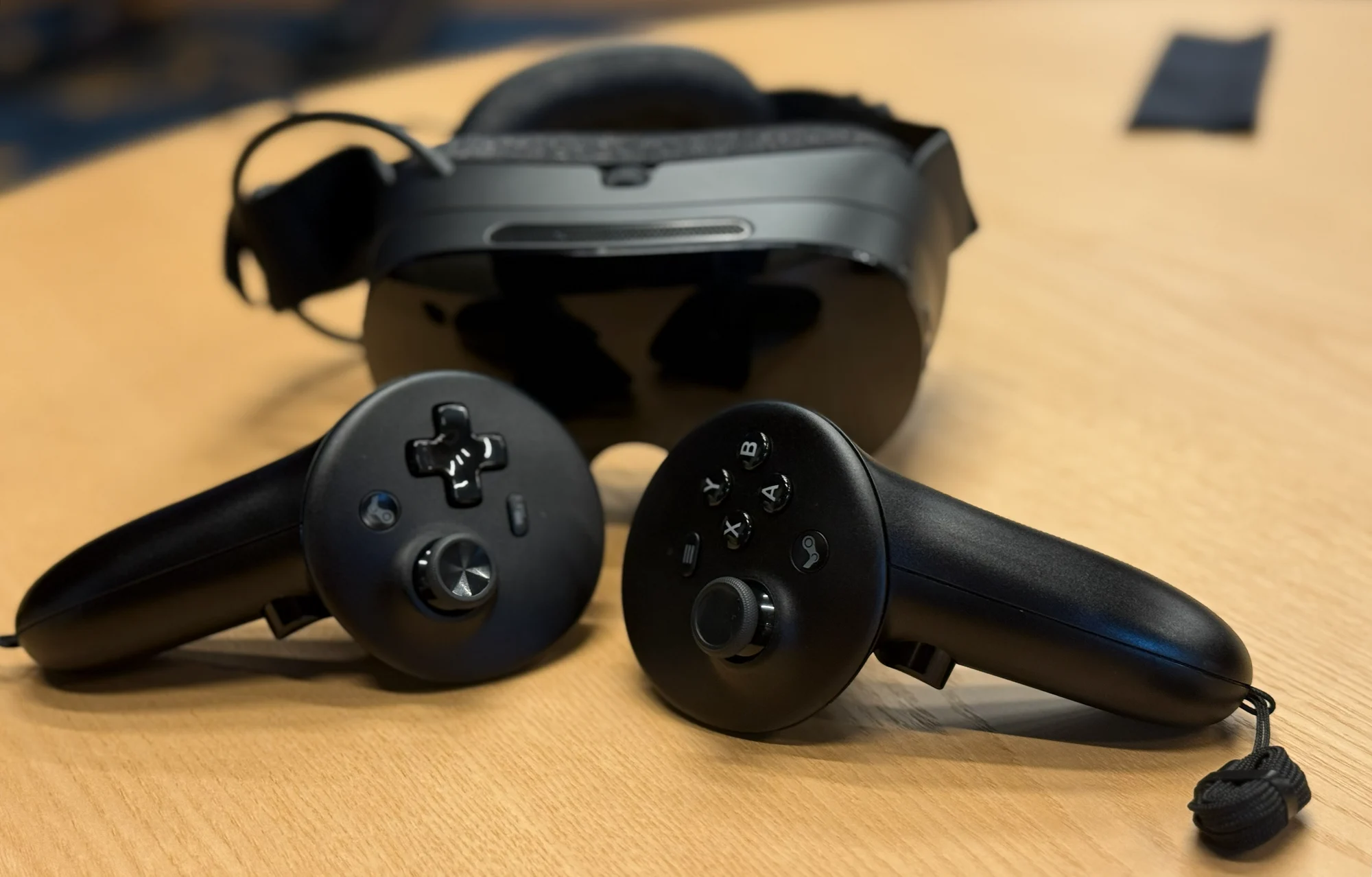 Steam Frame com os dois controles de realidade virtual da Valve