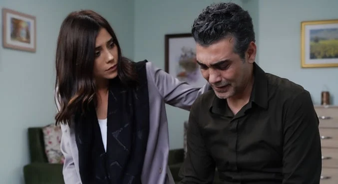 Asya e Volkan em cena de Iludida, novela turca exibida pela Record