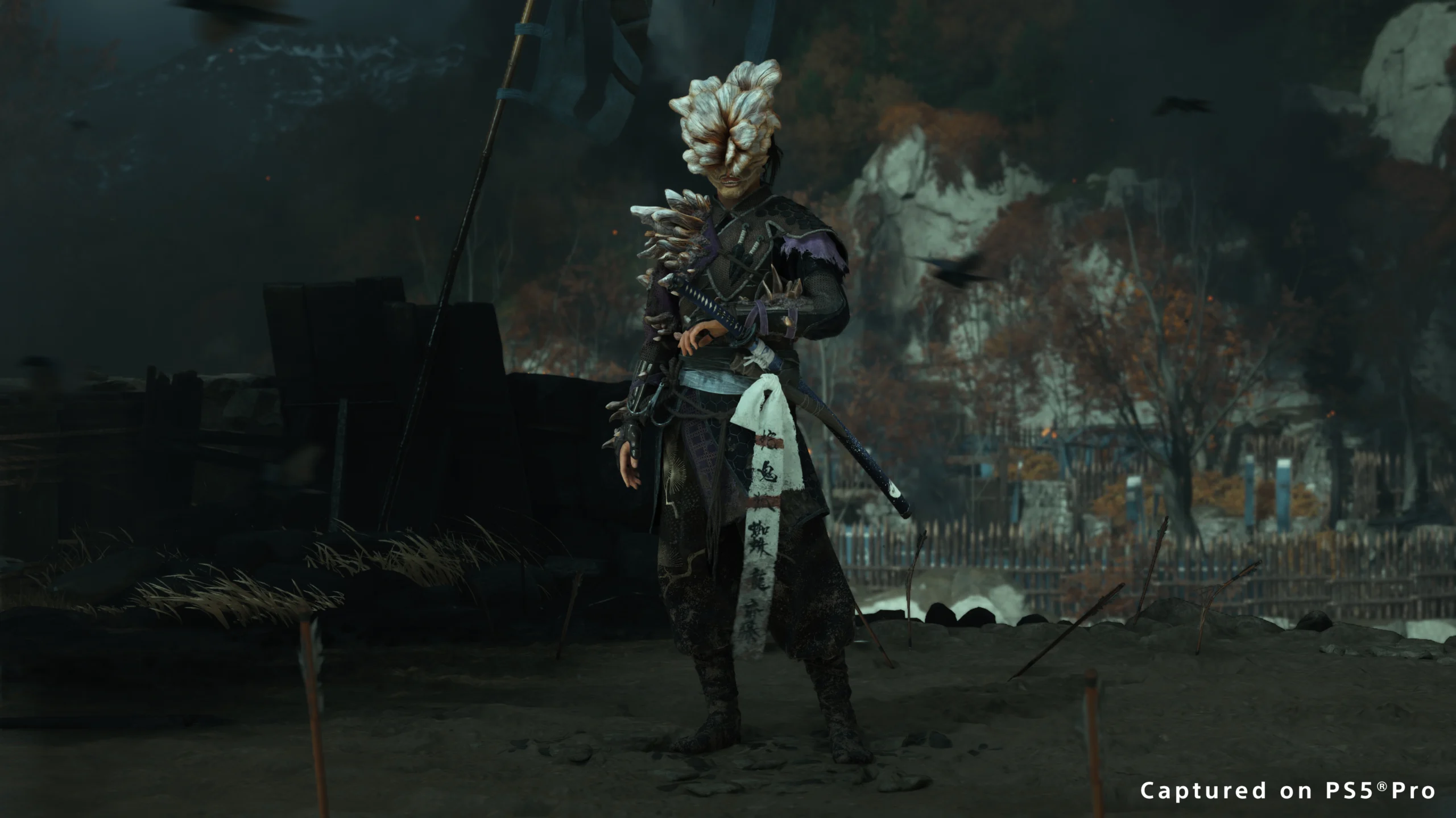 Atsu usando a armadura inspirada em um Clicker de The Last of Us em Ghost of Yōtei