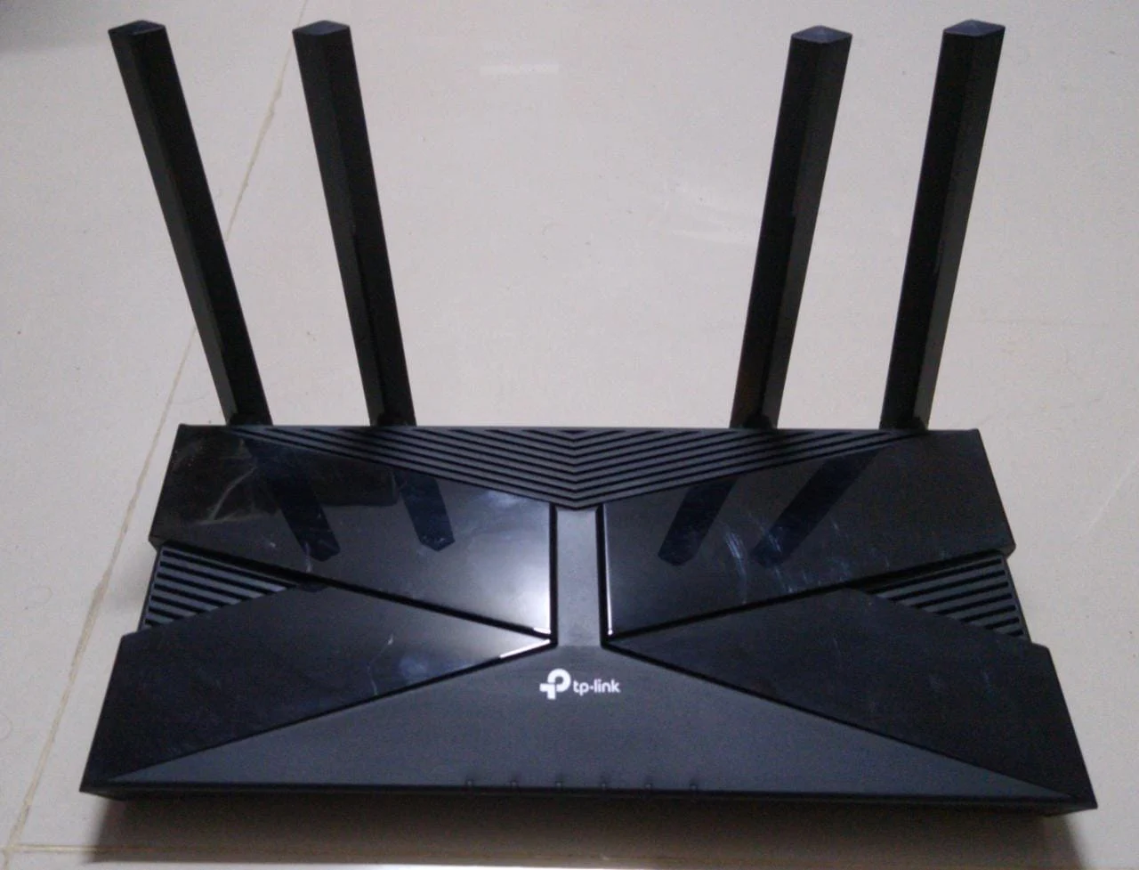 Roteador Wi-Fi usado para distribuir uma conexão de internet residencial
