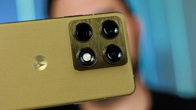 Motorola Signature de primeira geração mostrando o conjunto de câmeras traseiras