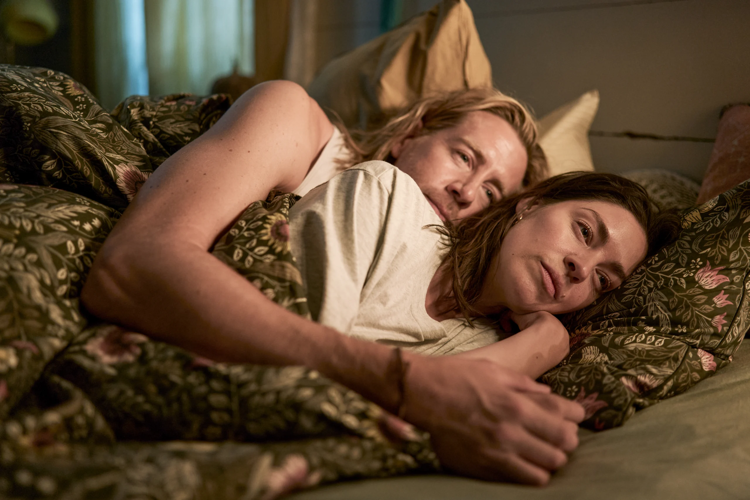 Joachim e Helene juntos em A Mulher Secreta da Netflix
