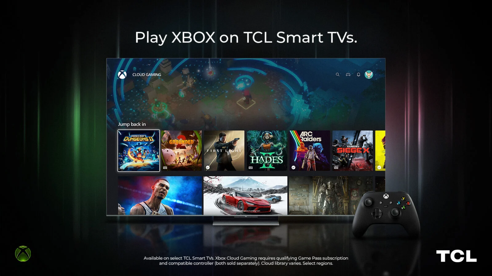 Aplicativo Xbox funcionando em uma Smart TV TCL ao lado de um controle Xbox