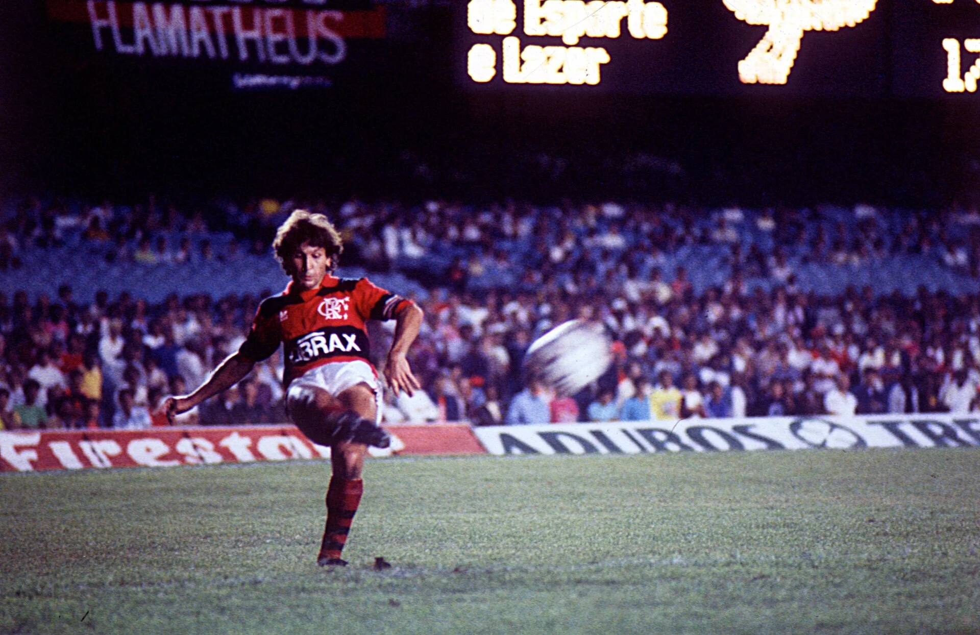 Zico jogando pelo Flamengo em 1981