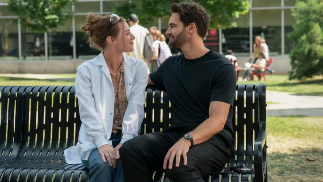 Adaptação do romance de Ali Hazelwood estreia exclusivamente no Prime Video em 23 de setembro, com Lili Reinhart e Tom Bateman como Olive e Adam.
