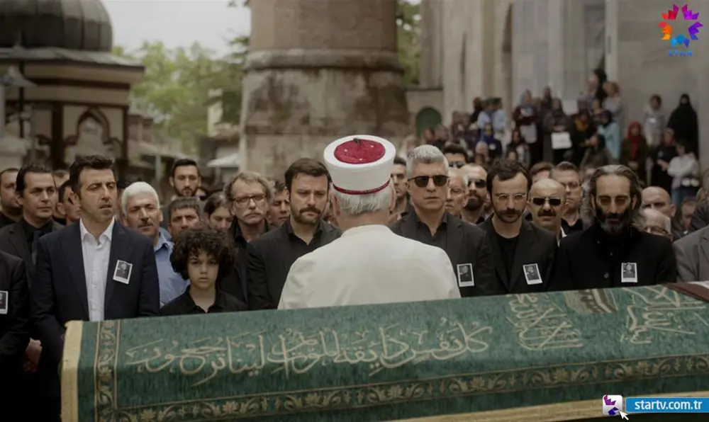 Família Boran no funeral de Esma no final de A Noiva de Istambul