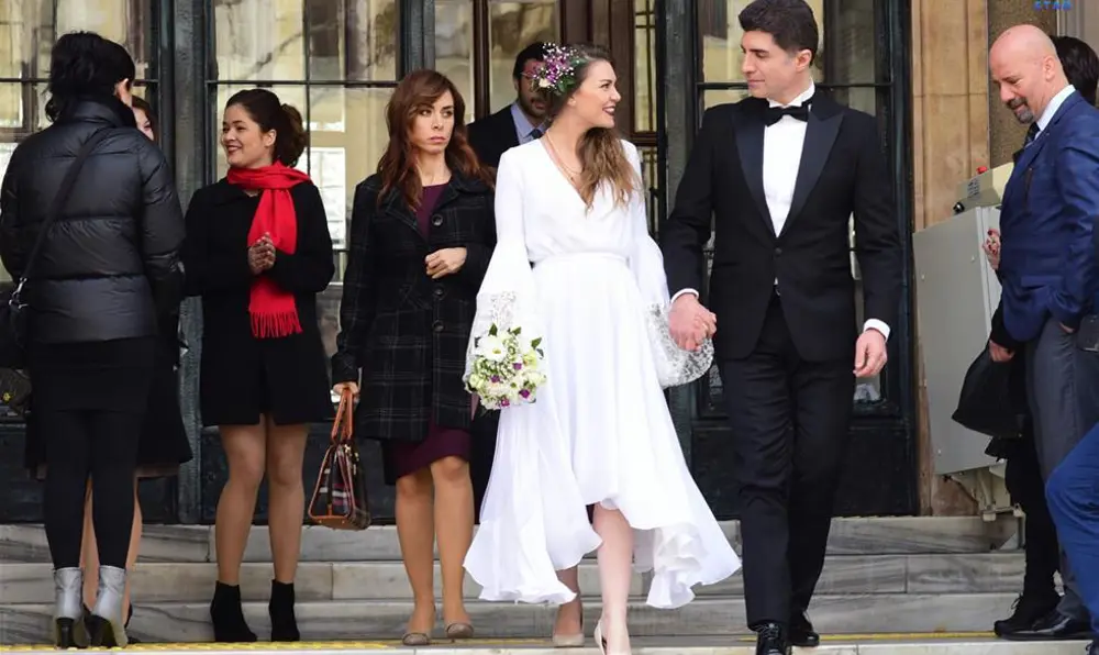 Süreyya e Faruk juntos após o casamento em A Noiva de Istambul
