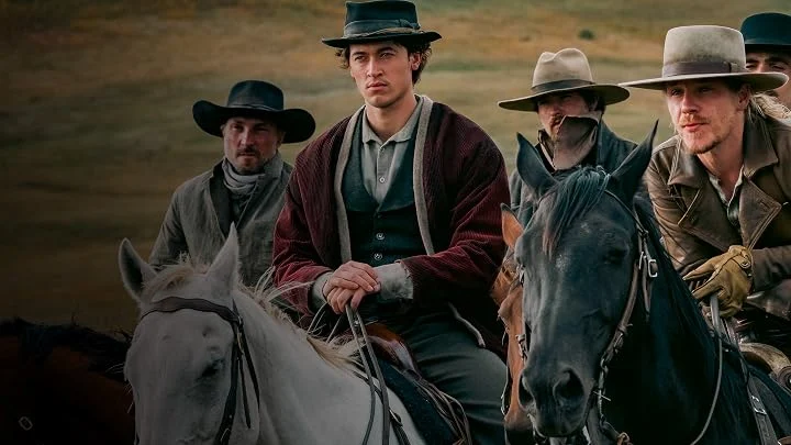 Billy the Kid e outros homens a cavalo em cena da série do Prime Video