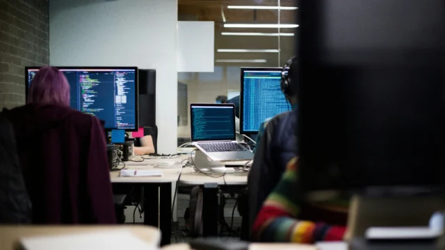 Programadores podem terminar a década procurando trabalho em áreas bem diferentes da tecnologia caso a inteligência artificial avance e seja adotada em escala muito maior do que hoje.