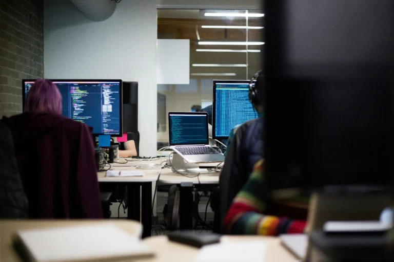 Programadores podem terminar a década procurando trabalho em áreas bem diferentes da tecnologia caso a inteligência artificial avance e seja adotada em escala muito maior do que hoje.