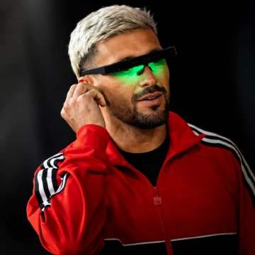 Óculos com luz verde usados por Arrascaeta antes do jogo do Flamengo.