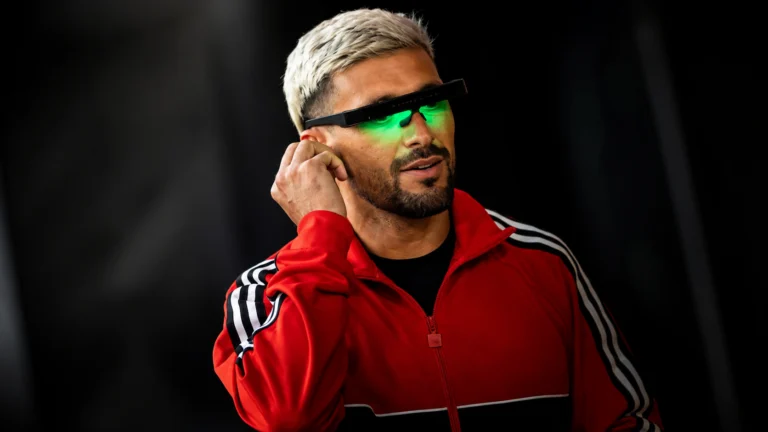 Óculos com luz verde usados por Arrascaeta antes do jogo do Flamengo.
