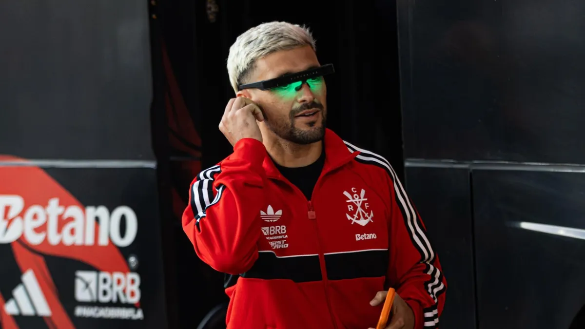 Arrascaeta usa óculos AVA Circadian com luz verde antes de jogo do Flamengo