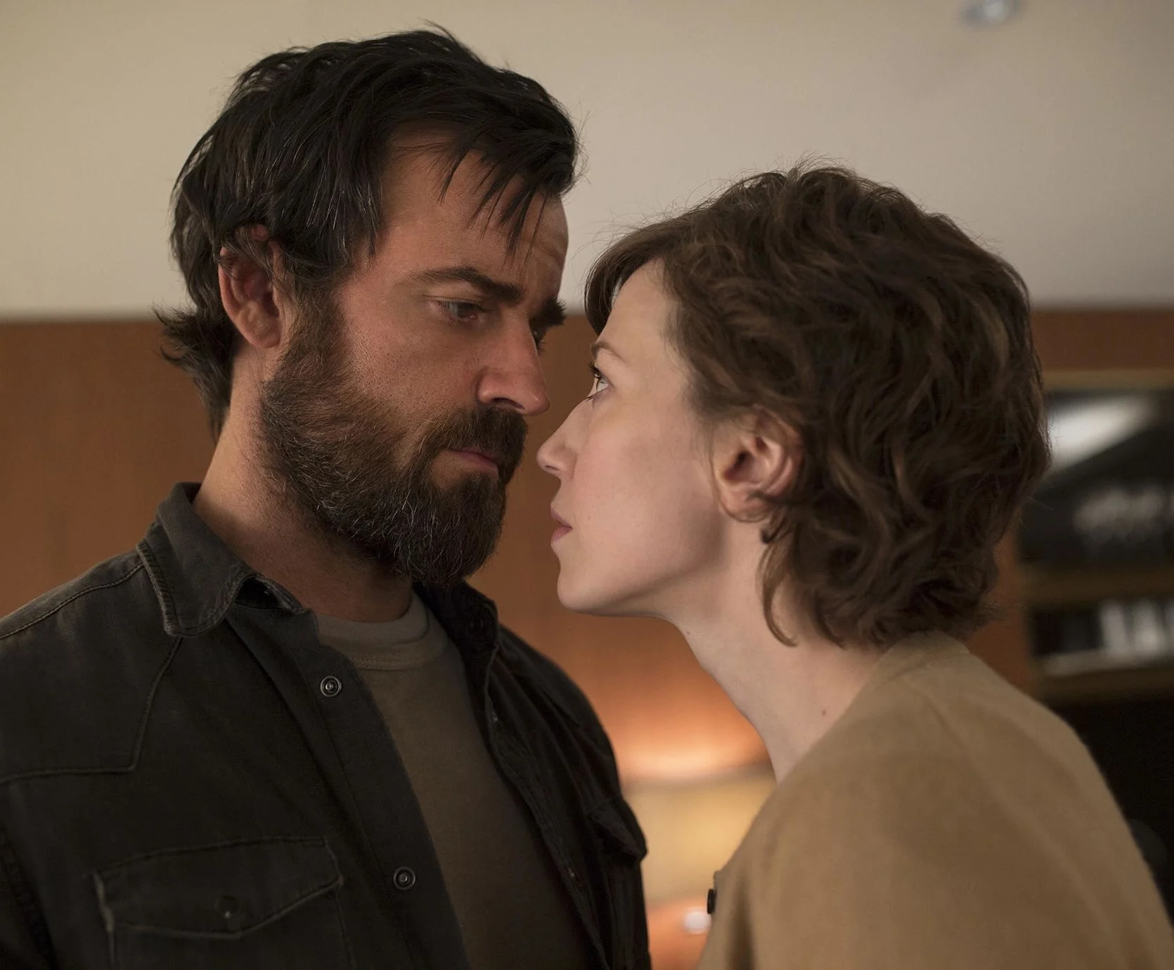 Justin e Carrie Coon em cena de The Leftovers