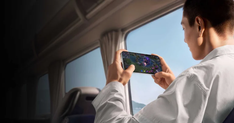 OPPO Find X10 Pro Max sendo usado para jogos durante uma viagem