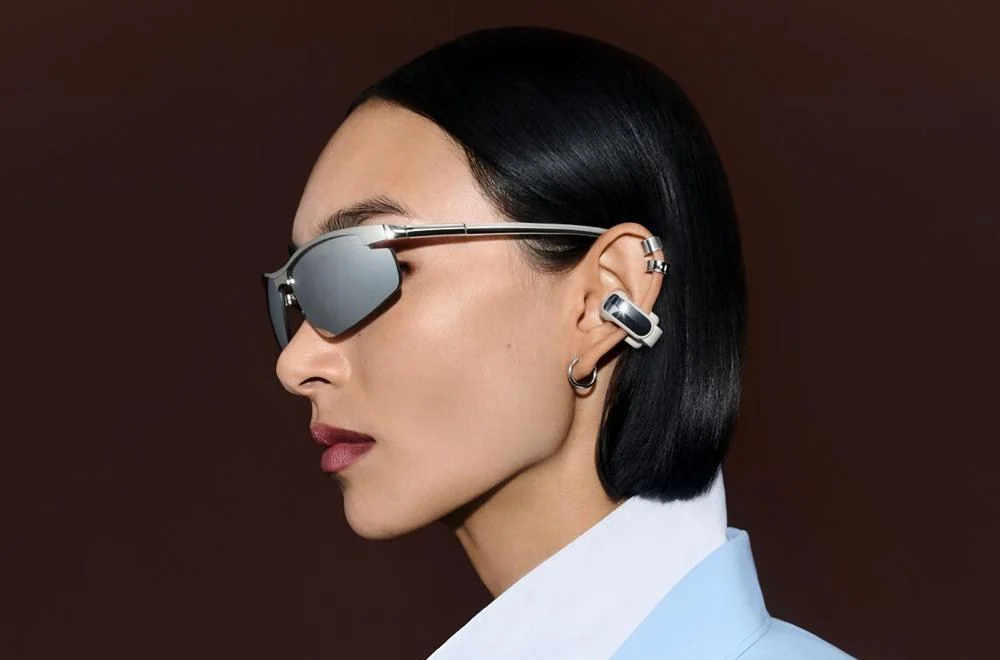Bose Ultra Open Earbuds de segunda geração sendo usado na orelha