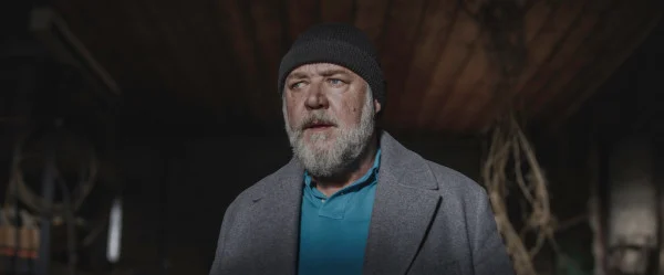 Russell Crowe como o ex-detetive Roy Freeman no filme A Teia