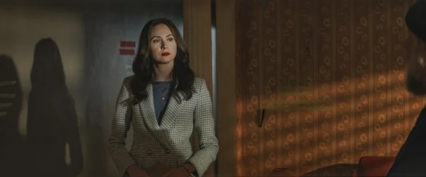 Karen Gillan como Laura Baines em cena do suspense A Teia