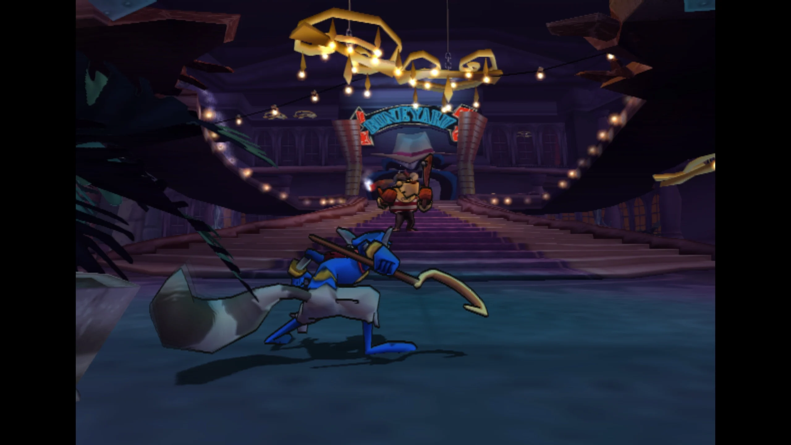 Sly Cooper segura seu bastão curvo em um cenário noturno iluminado por lustres.