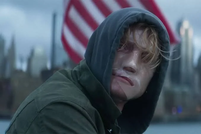 Tom Rhys Harries como Matt Hagen no filme Cara de Barro