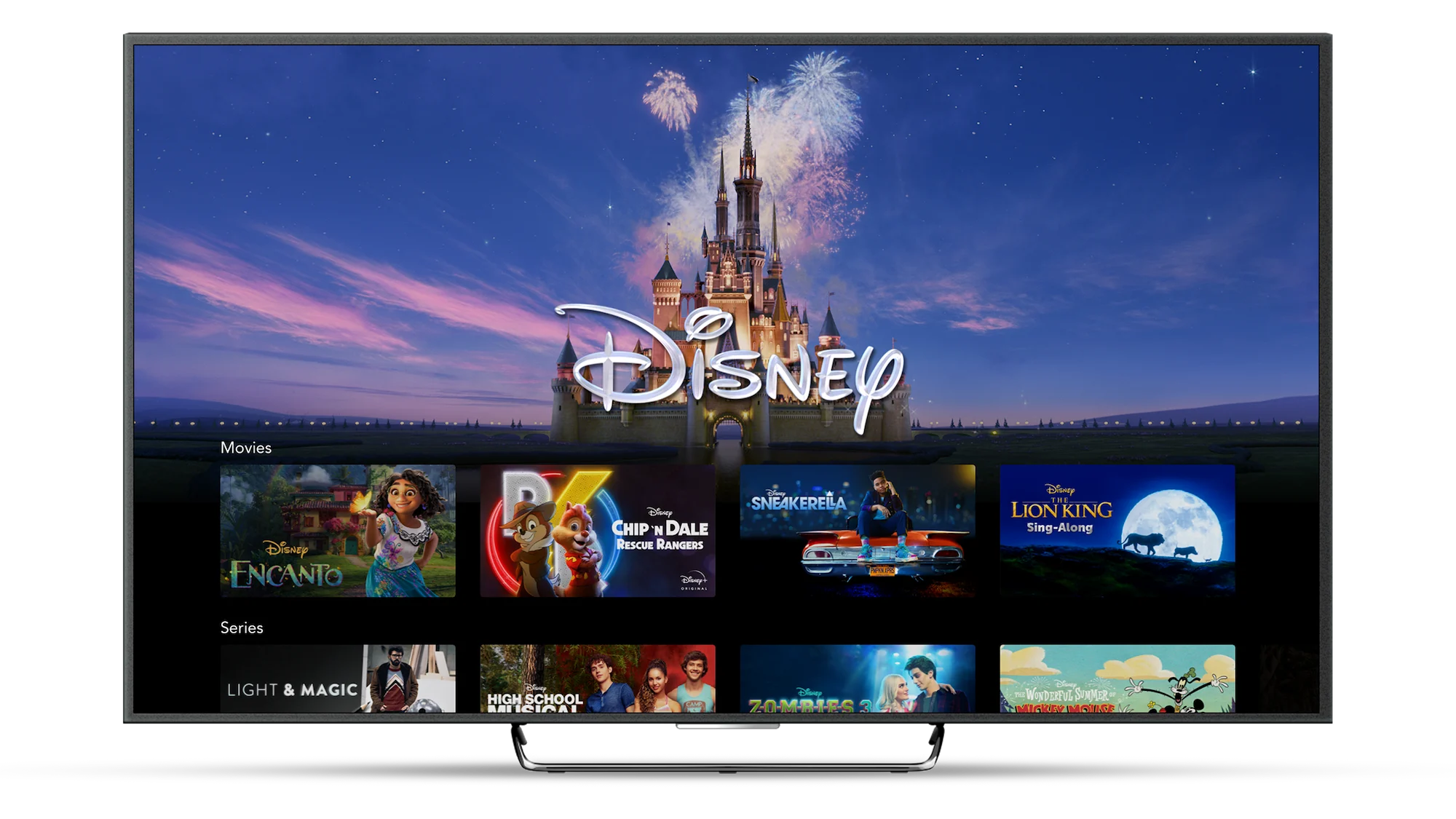 Tela oficial do Disney+ exibindo catálogo da plataforma em uma televisão
