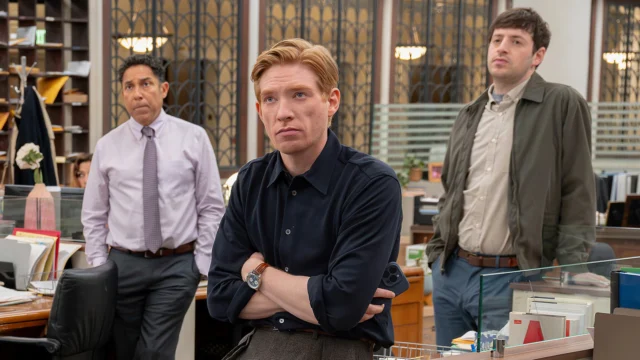 Domhnall Gleeson e Oscar Nuñez retornam na 2ª temporada de The Paper. Foto: Peacock/NBCUniversal