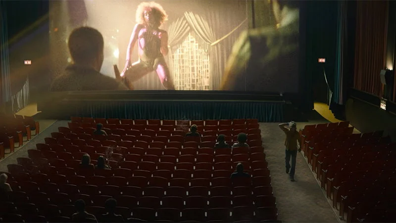Sala de cinema em cena de The Further Mis-Adventures of Cliff Booth