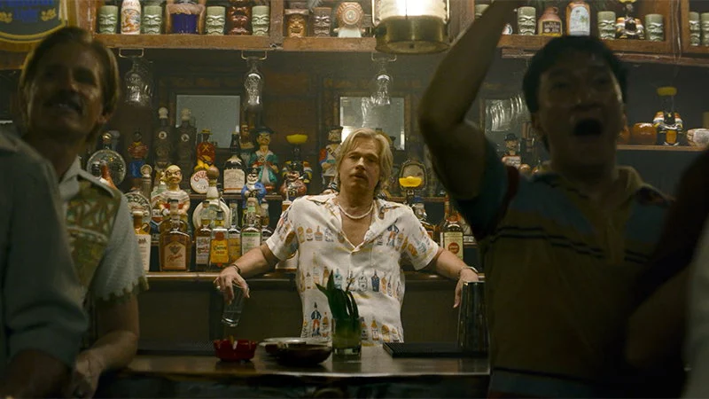 Brad Pitt como Cliff Booth em um bar no trailer de The Further Mis-Adventures of Cliff Booth