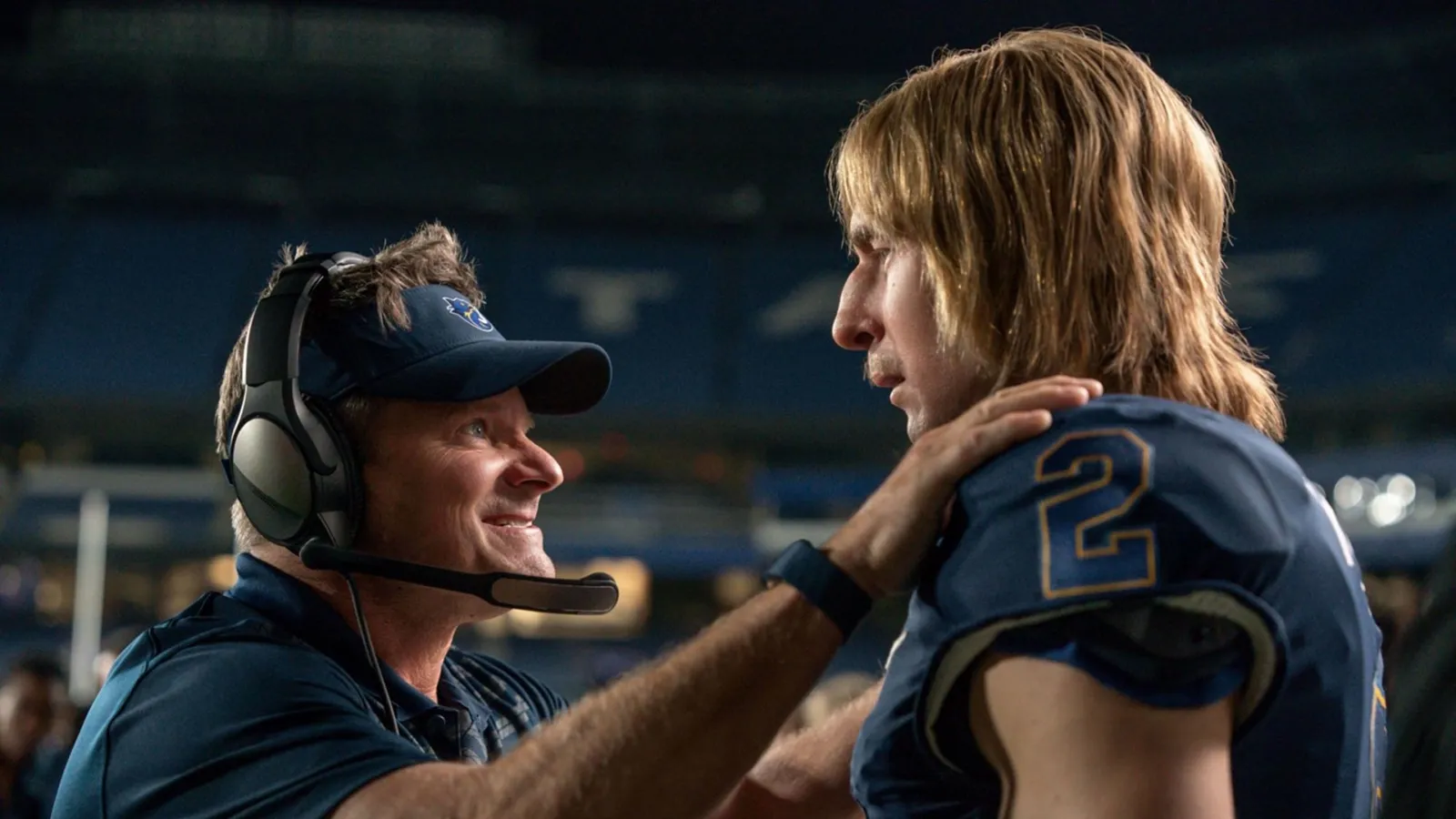 Coach Hudson conversando com Chad Powers