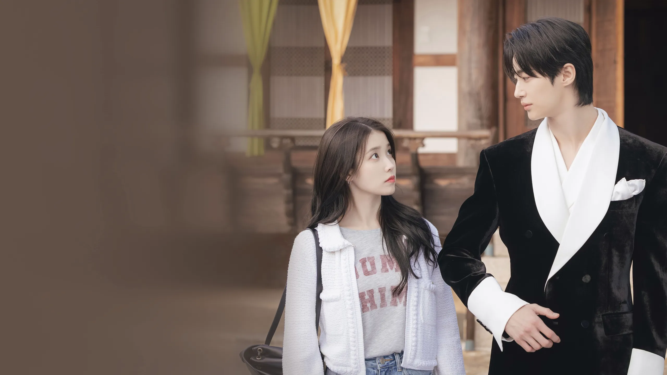 IU e Byeon Woo-seok em A Coroa Perfeita