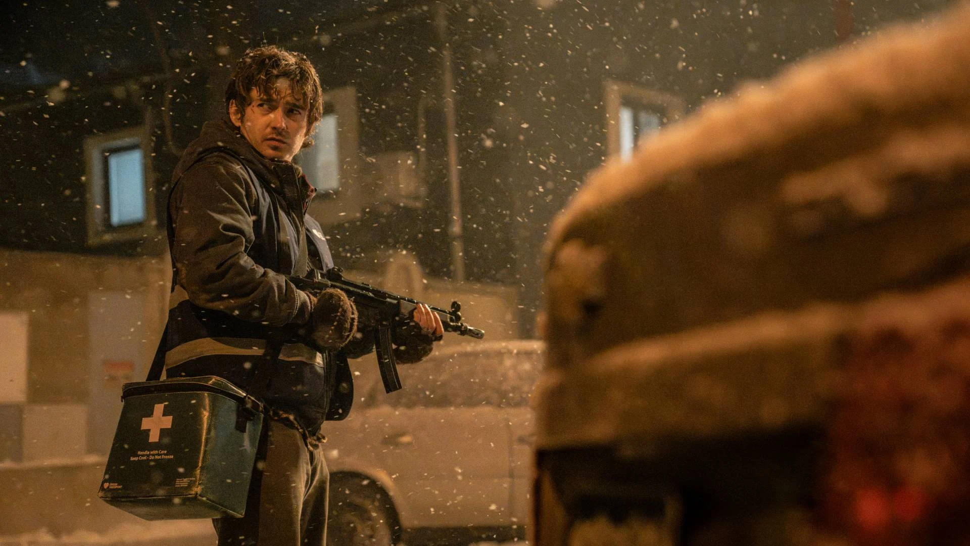 Bryan segura uma arma e a bolsa médica em Resident Evil 2026