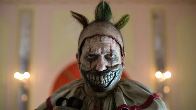 John Carroll Lynch como Twisty o Palhaço em American Horror Story Freak Show