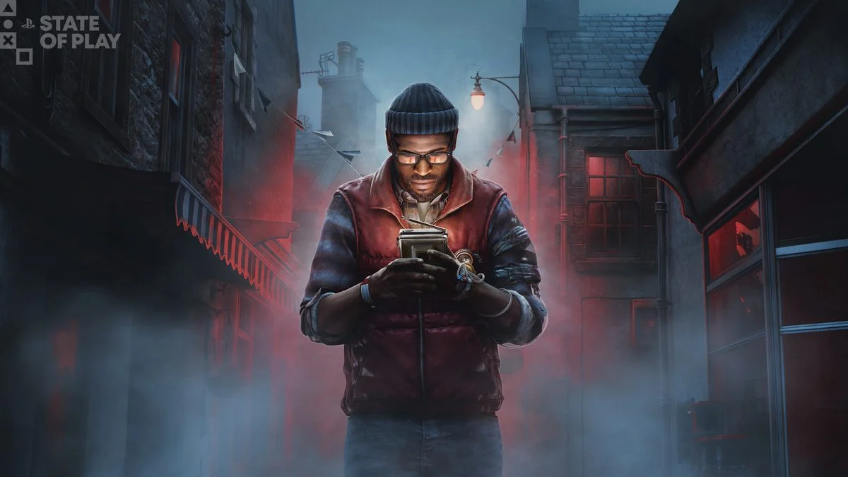 Protagonista de Silent Hill Townfall observa um aparelho em uma rua coberta por névoa