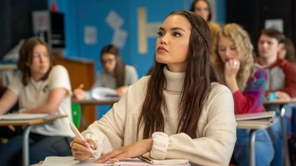 Flora em sala de aula no filme Beijar é a Parte Fácil