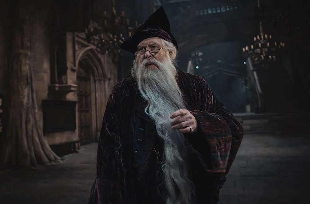 John Lithgow caracterizado como Alvo Dumbledore na série Harry Potter da HBO